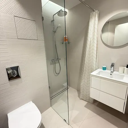 Portofino Cozy Near Metro Working Desk W Wifi 아파트